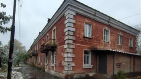 Потолок падает на головы омичам в одной из двухэтажек в центре города
