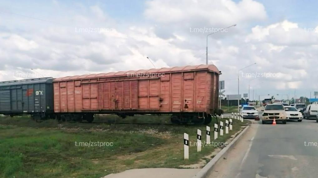 Легковой автомобиль протаранил грузовой поезд под Новосибирском