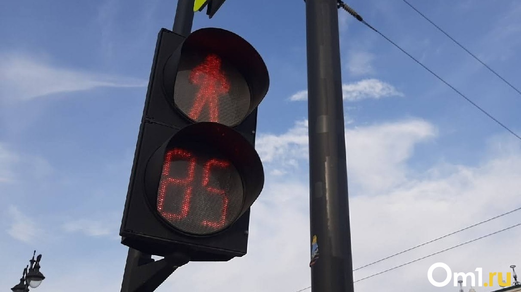 На омских светофорах может появиться бесконтактная кнопка вызова пешеходной фазы