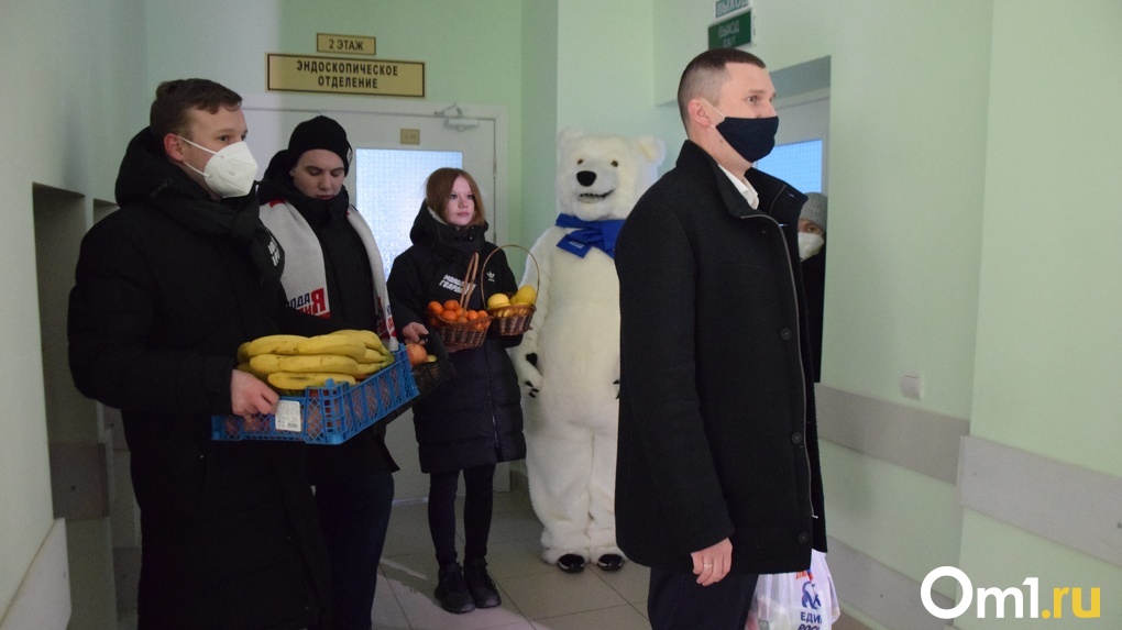Депутат Омского горсовета Максим Концедалов поддержал медиков в красной зоне детской городской больницы №3