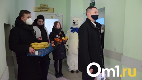 Депутат Омского горсовета Максим Концедалов поддержал медиков в красной зоне детской городской больницы №3