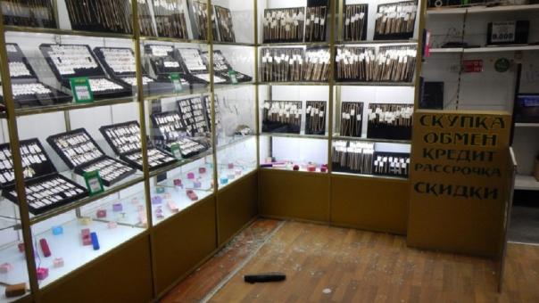 В Омске грабитель ломбарда потерял на месте преступления кроссовки