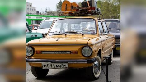 «Запорожец» с гитарой и телевизором: ретроавтомобиль стал звездой в Новосибирске