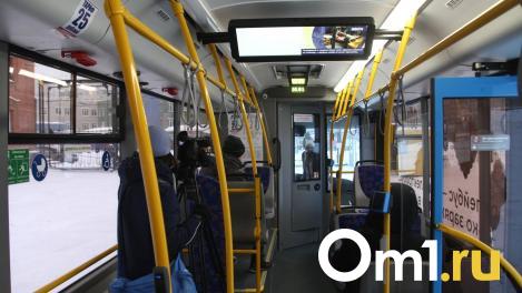 В Омске назвали маршруты, где работают QR-таблички