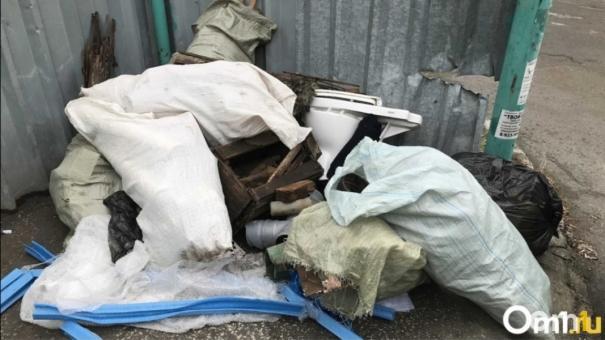 Забаррикадировавшего дорогу мусором новосибирца увезли медики