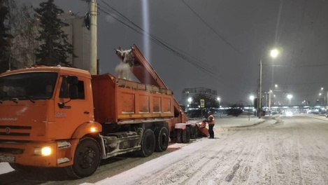 Коммунальщики вывезли из Омска уже 35 000 тонн снега, который за последние дни выпал месячной нормой