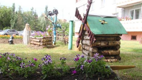 Цветы в форме сердца и кот: омичка украсила двор многоэтажки цветочными композициями