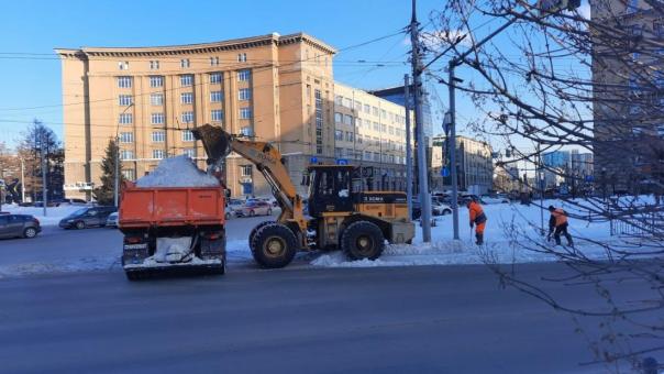 Дорожные службы вывезли десятки тысяч кубометров снега с улиц Новосибирска