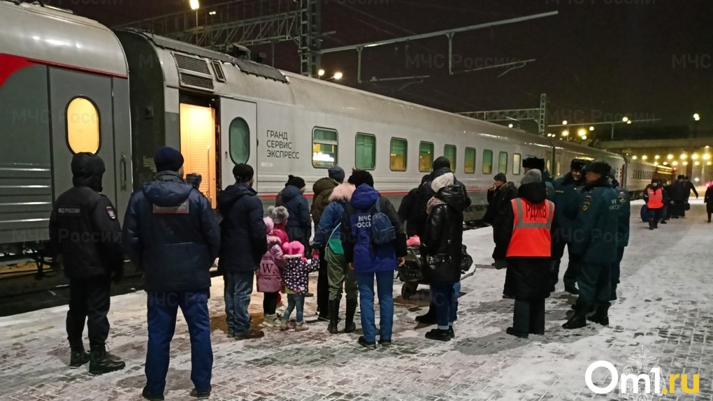 На железнодорожном вокзале в Омске встретили беженцев из Крыма