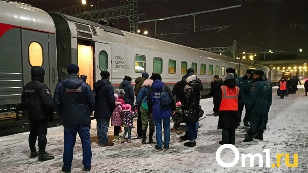 На железнодорожном вокзале в Омске встретили беженцев из Крыма
