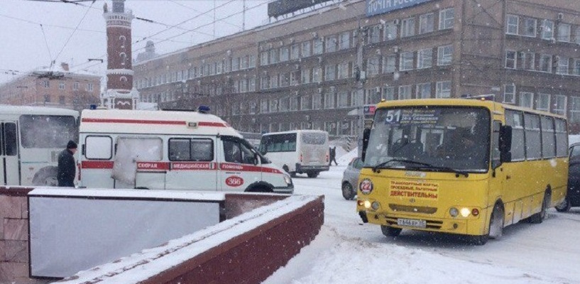 В центре Омска маршрутка врезалась в скорую с включенной сиреной - ФОТО