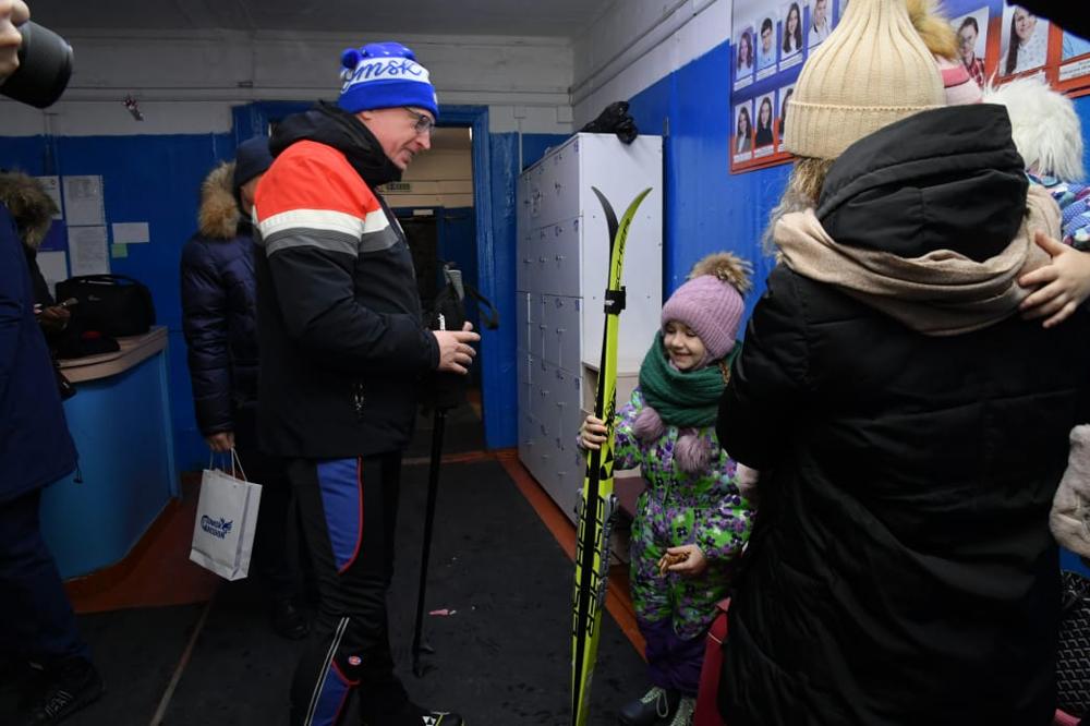 Губернатор Бурков исполнил мечту восьмилетней омички, подарив ей лыжи
