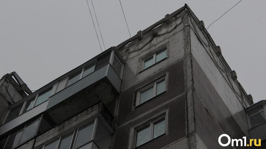 Омичка незаконно построила кладовую между двумя этажами в многоэтажке