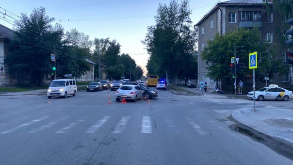 Капот всмятку: 4-летняя и 12-летняя девочки пострадали в ДТП в Новосибирске. ФОТО
