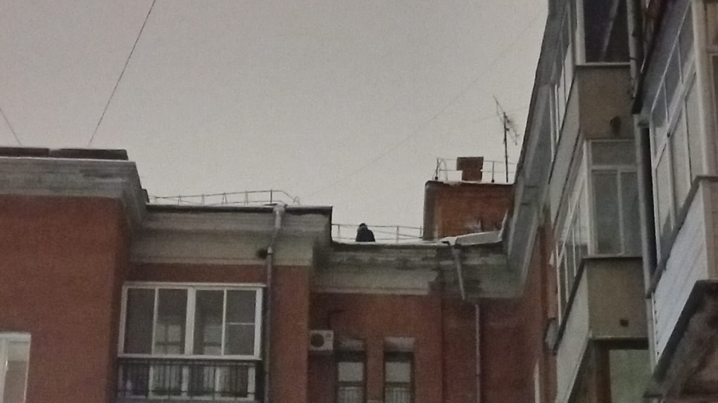 Неадекватного мужчину сняли с крыши в Новосибирске
