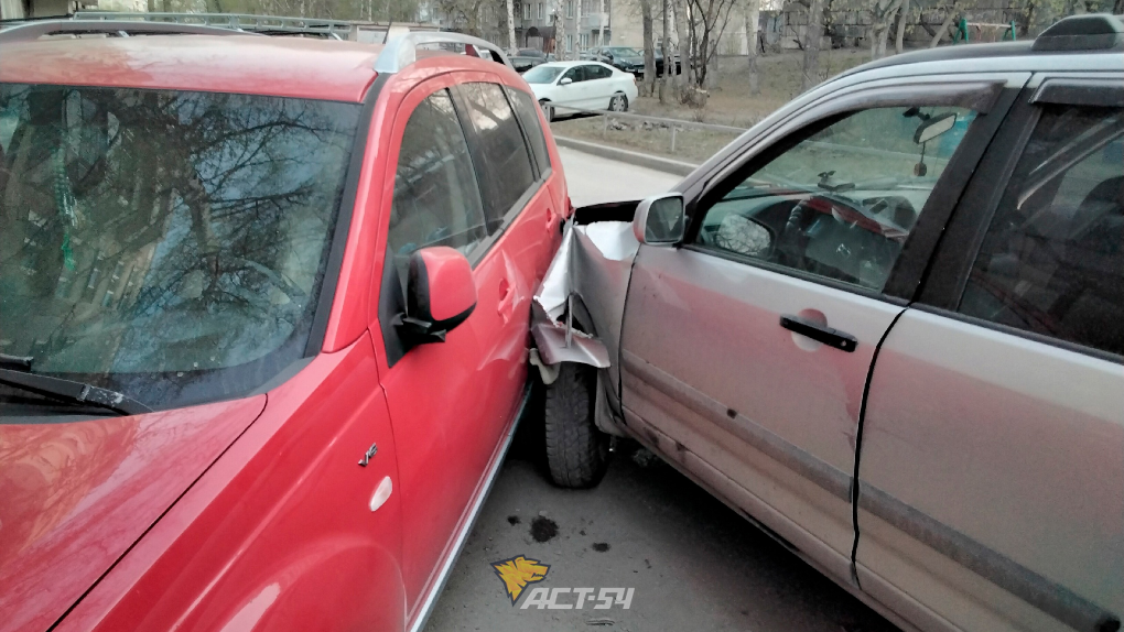 Пьяный подросток в Новосибирске угнал родительский автомобиль и врезался в две припаркованных машины