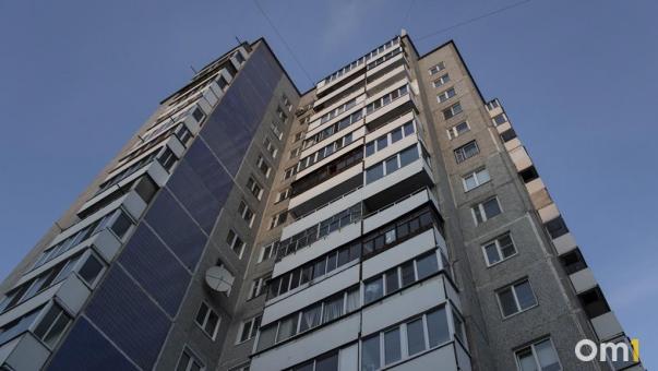 В Омске на ребёнка упал кусок шифера с пятиэтажного дома