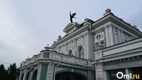 Омская драма не оценила бутылки с водой, на этикетках которых изображён театр