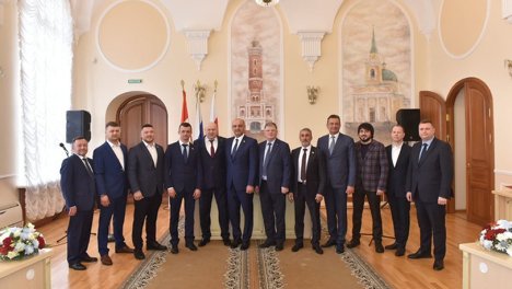 Мэр Омска Сергей Шелест наградил школьных меценатов