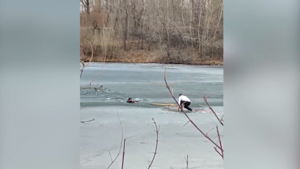 Полицейские спасли мужчину, провалившегося под лёд