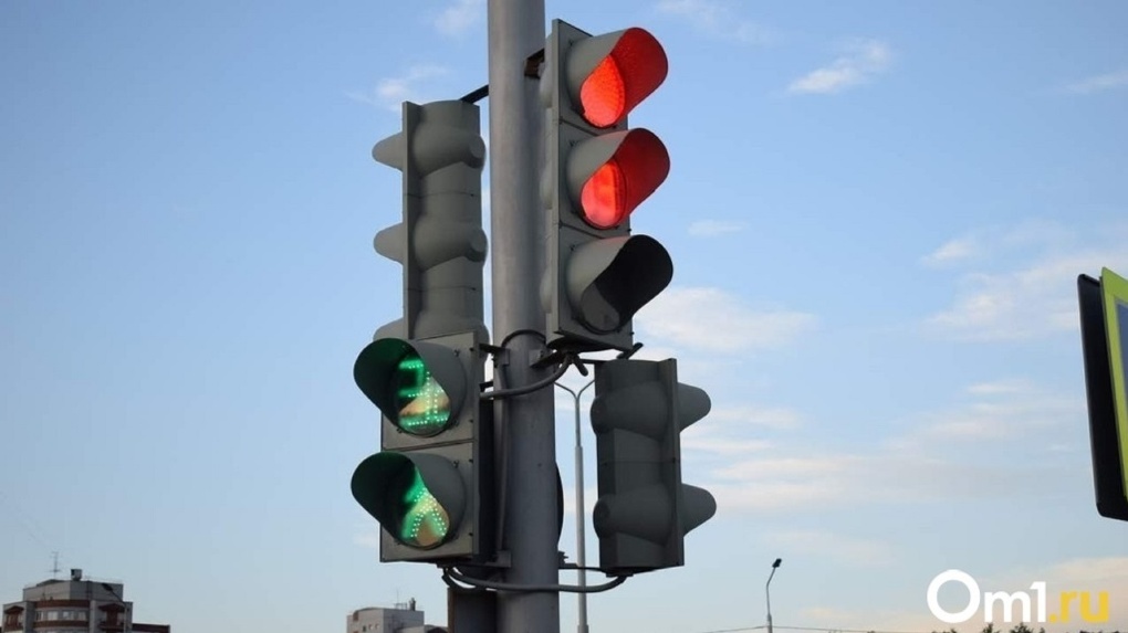 Разгрузили: омскому светофору на перекрёстке у СибНИИСхоза отрегулировали режим работы