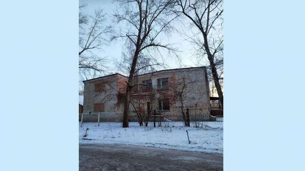 Здание бывшего детского сада в омских Нефтяниках сдают в аренду за 184 тысячи рублей