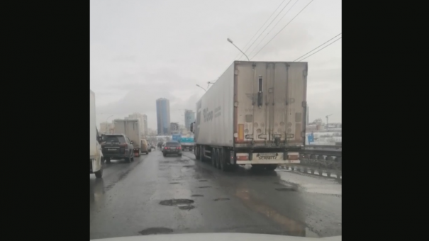 Мэр Анатолий Локоть назвал причину разрушения асфальта Димитровского моста в Новосибирске