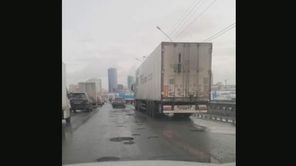 Мэр Анатолий Локоть назвал причину разрушения асфальта Димитровского моста в Новосибирске