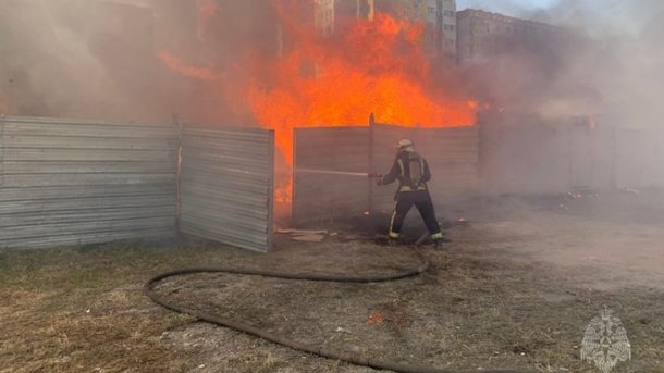 В Омске на Левобережье рядом с жилыми домами вспыхнул склад пиломатериалов