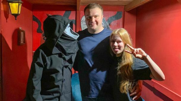 Расследования и «Крик»: Виталий Хоценко посетил страшный квест в Омске