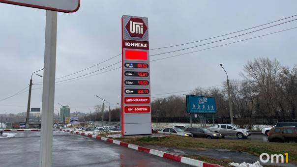 В Омске бензин снова внезапно подешевел