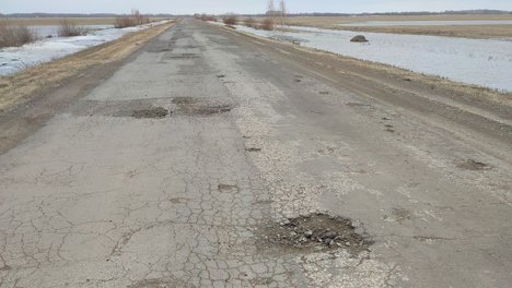 Омичи с трудом на автомобильной дороге добираются до села Славянка. Почему?