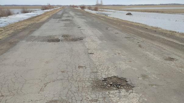 Омичи с трудом на автомобильной дороге добираются до села Славянка. Почему?