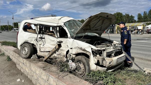 Toyota разбилась всмятку: 74-летний водитель погиб ДТП под Новосибирском. ВИДЕО