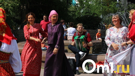 Богослужение, хороводы, песни: омичи с размахом отметили праздник Святой Троицы