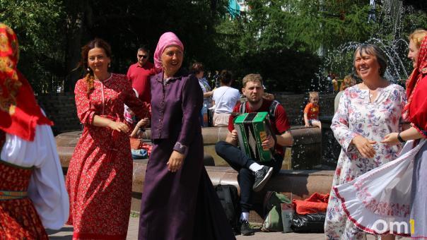 Богослужение, хороводы, песни: омичи с размахом отметили праздник Святой Троицы