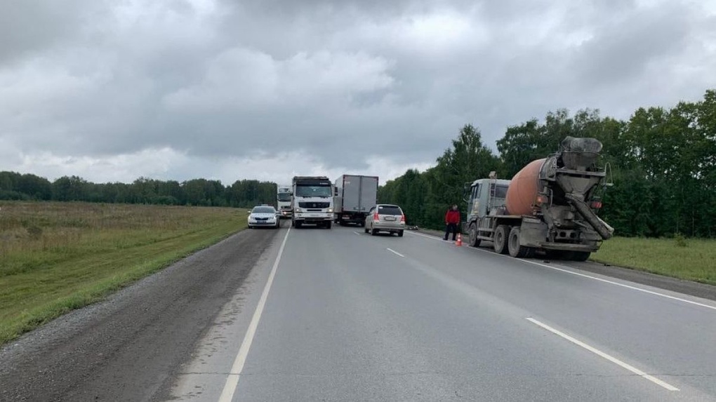Грузовик Volvo с полуприцепом насмерть сбил пешехода в Новосибирской области