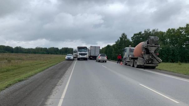 Грузовик Volvo с полуприцепом насмерть сбил пешехода в Новосибирской области