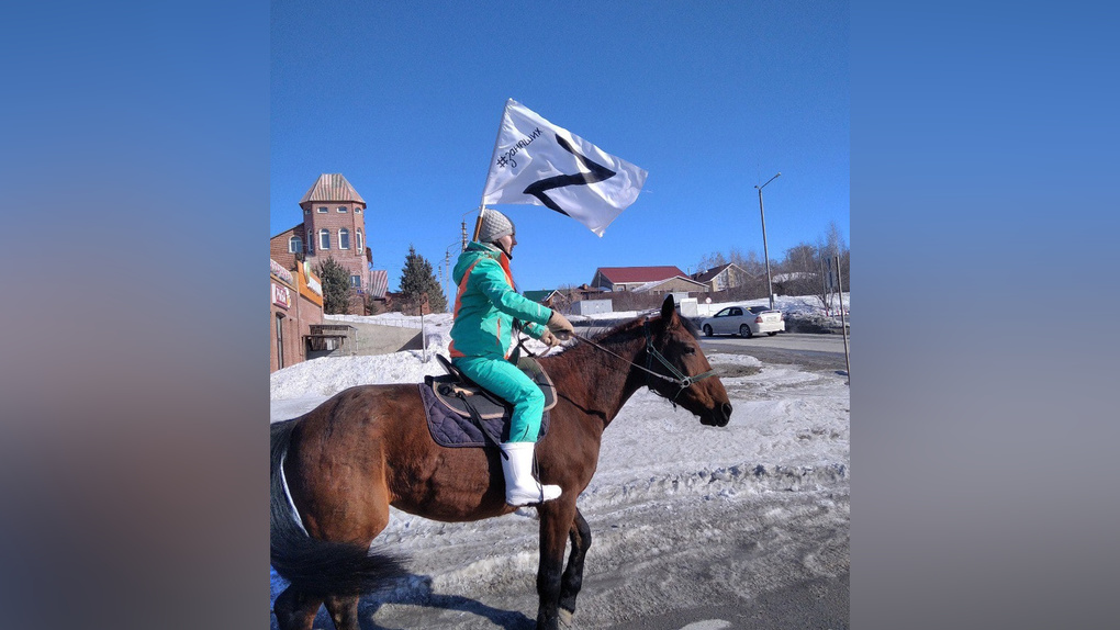 Под Новосибирском заметили девушку на лошади с флагом с буквой Z. ВИДЕО