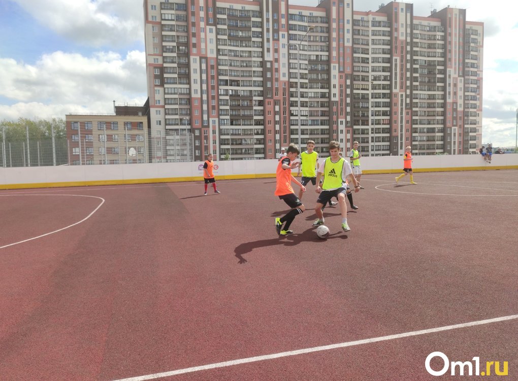 «Мы получили много эмоций»: большой турнир по дворовому футболу для подростков провели в Новосибирске