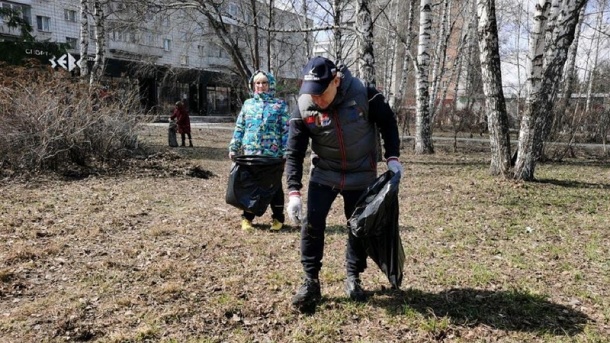 Депутаты Заксобрания Новосибирской области приняли участие в городских субботниках