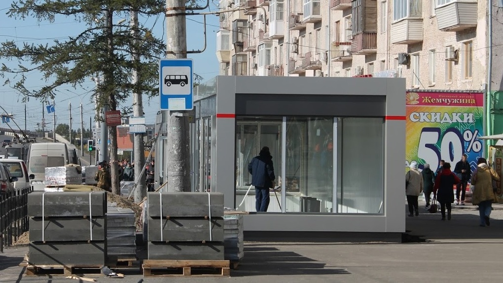 Остановки омск. Остановка 11 микрорайон. Остановка в городе Омск. Остановочный теплый павильон в Омске.