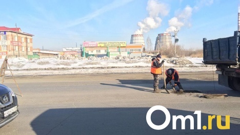 Омские дорожники из-за нестабильной погоды применяют временные меры в ямочном ремонте