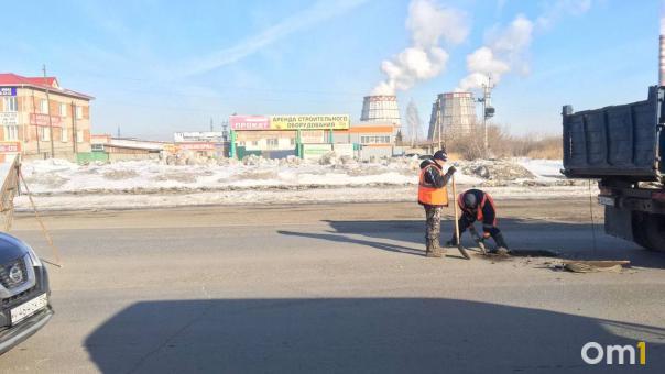 Омские дорожники из-за нестабильной погоды применяют временные меры в ямочном ремонте