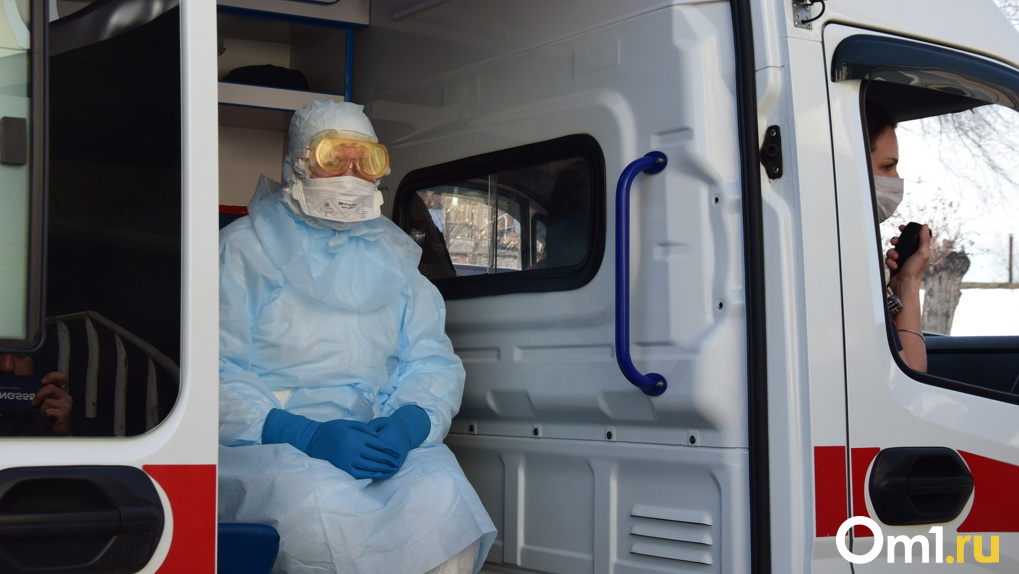 «Повышенный класс защиты»: омские медики показали костюм, который спасает от коронавируса (видео)