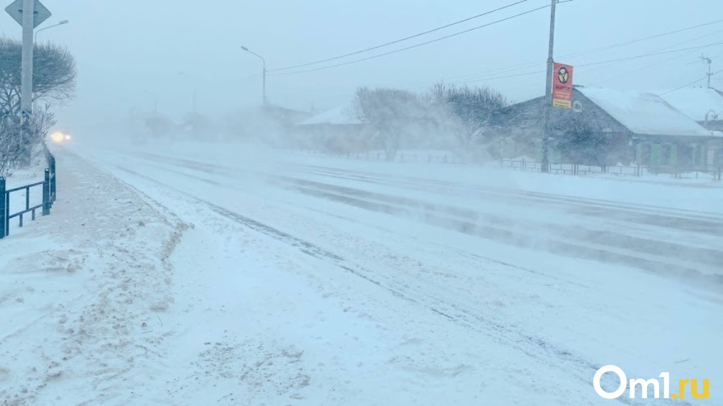 Омских водителей предупреждают о сильном ветре, снегопаде и гололедице