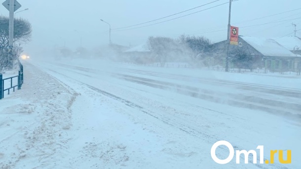Омских водителей предупреждают о сильном ветре, снегопаде и гололедице