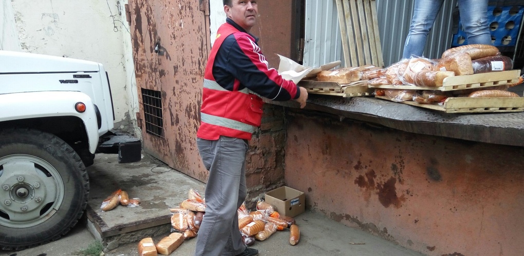 В Омском магазине хлеб выгрузили прямо на асфальт