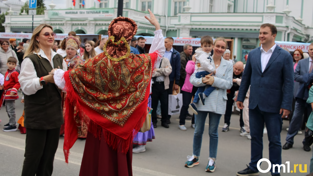 Виталий Хоценко присоединился к праздничному хороводу на Любинском