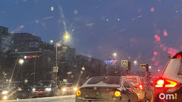 Из-за снегопада Омск встал в 10-балльных пробках